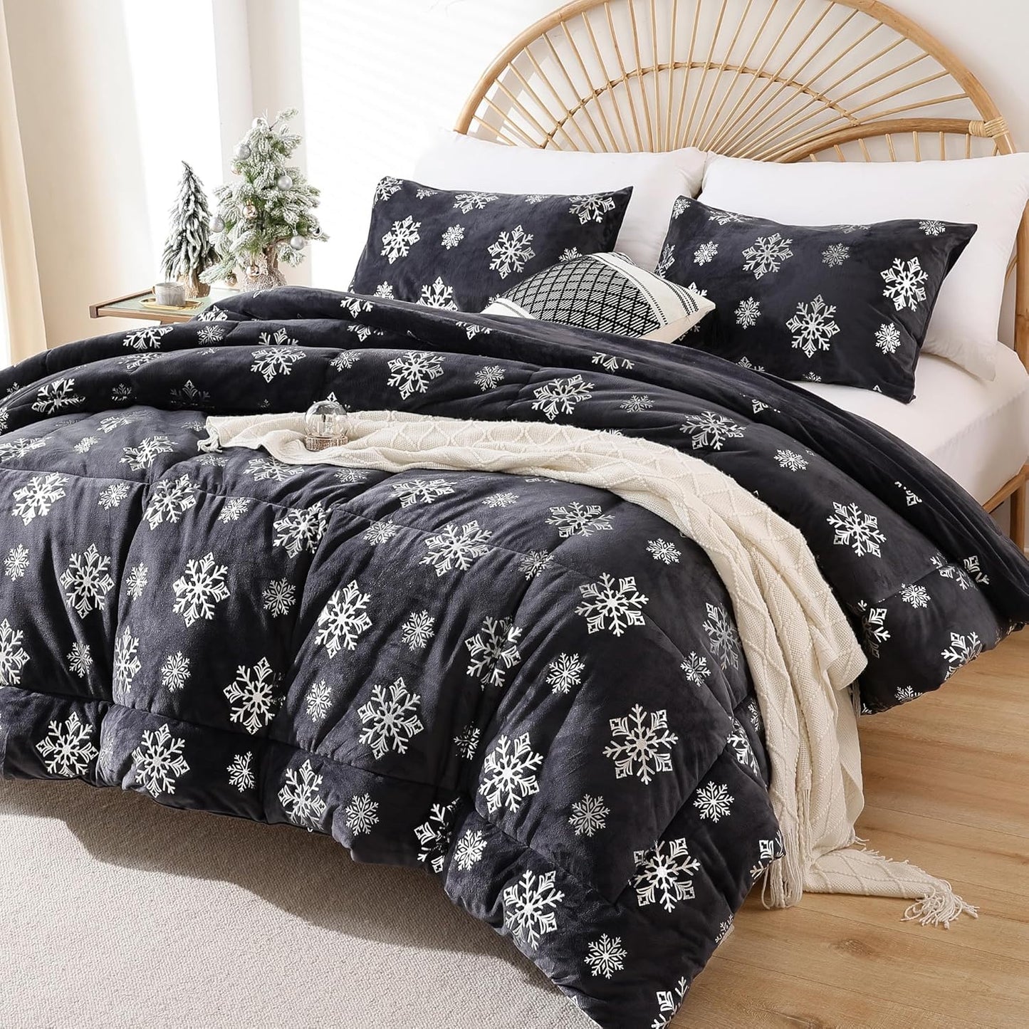 Christmas Comforter Set, Queen Size Metallic Snowflake Grey Velvet Christmas Bedding Set Gold Printed Pattern Luxury Warm Xmas Winter Comforter Set 3Pcs (1 Comforter, 2 Pillowcases)