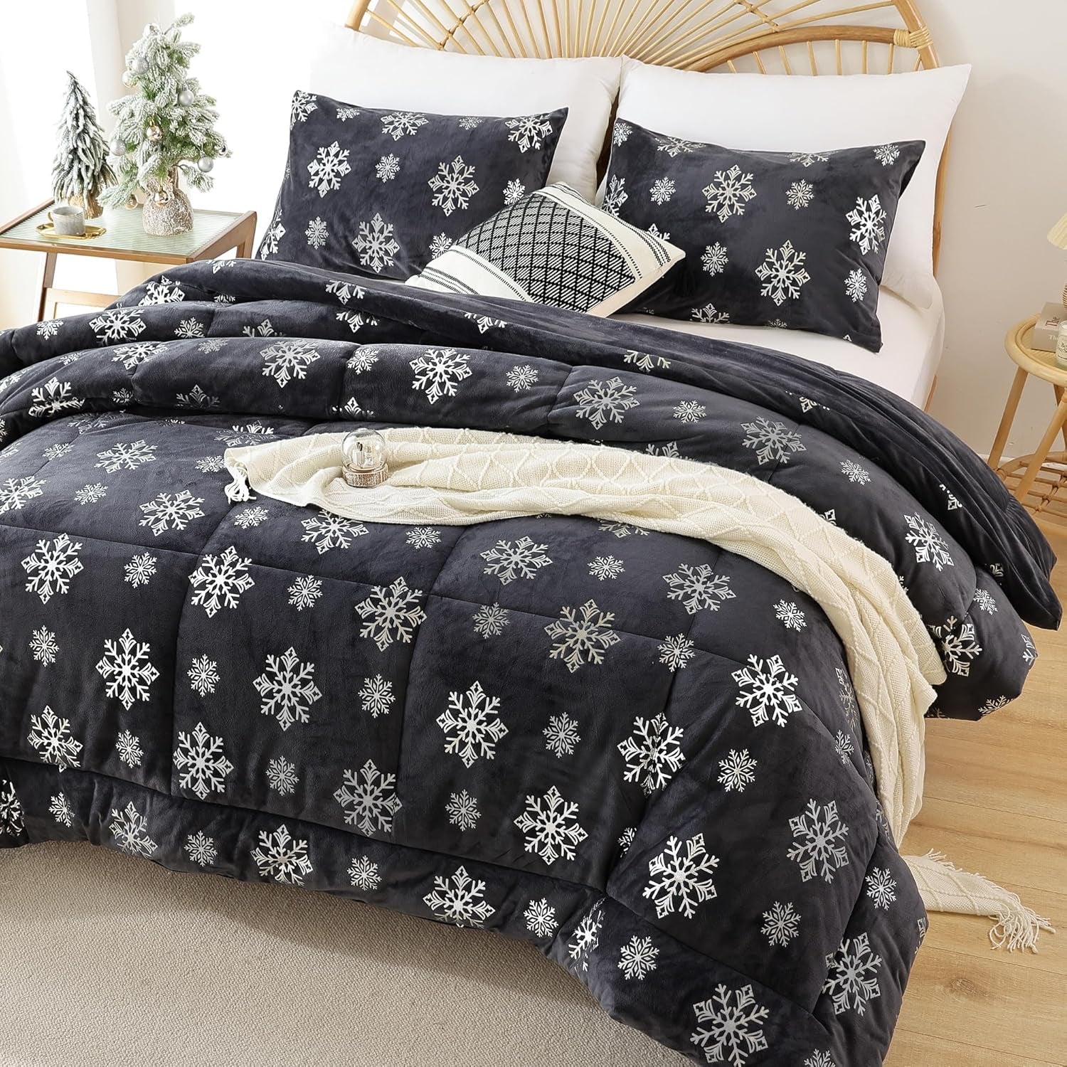 Christmas Comforter Set, Queen Size Metallic Snowflake Grey Velvet Christmas Bedding Set Gold Printed Pattern Luxury Warm Xmas Winter Comforter Set 3Pcs (1 Comforter, 2 Pillowcases)