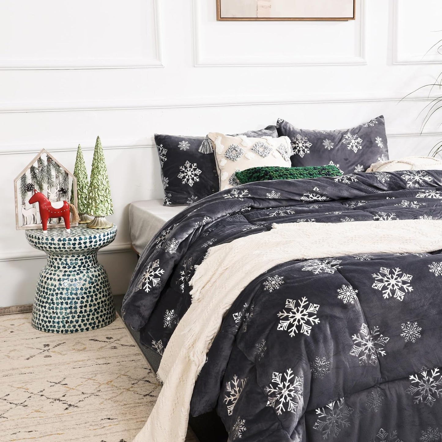 Christmas Comforter Set, Queen Size Metallic Snowflake Grey Velvet Christmas Bedding Set Gold Printed Pattern Luxury Warm Xmas Winter Comforter Set 3Pcs (1 Comforter, 2 Pillowcases)