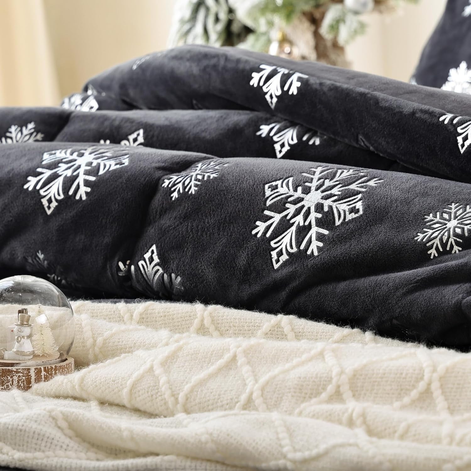 Christmas Comforter Set, Queen Size Metallic Snowflake Grey Velvet Christmas Bedding Set Gold Printed Pattern Luxury Warm Xmas Winter Comforter Set 3Pcs (1 Comforter, 2 Pillowcases)