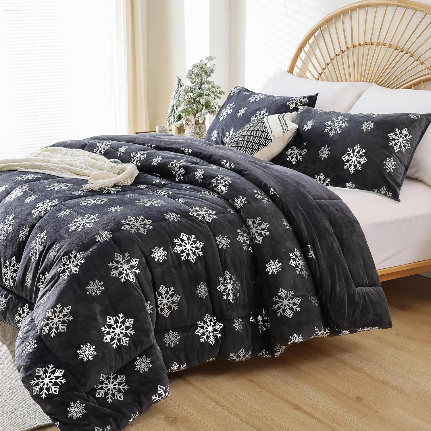 Christmas Comforter Set, Queen Size Metallic Snowflake Grey Velvet Christmas Bedding Set Gold Printed Pattern Luxury Warm Xmas Winter Comforter Set 3Pcs (1 Comforter, 2 Pillowcases)